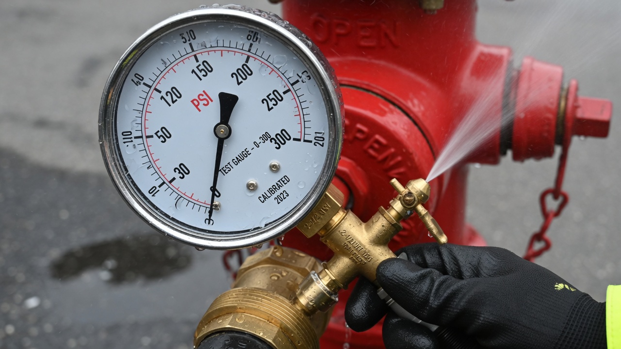 Calibrated pressure gauge on a hydrant outlet cap for static pressure baseline in NFPA 291 flow testing